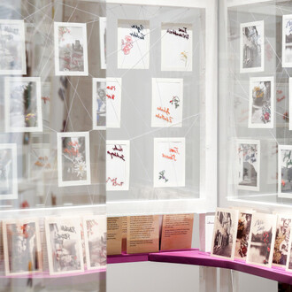 Eingestickt. Zur erinnerung an 67 menschen, die 1940 in Hartheim ermordet wurden, ausstellungsansicht. Mit freundlicher genehmigung des Hauses der Österreichischen Geschichte