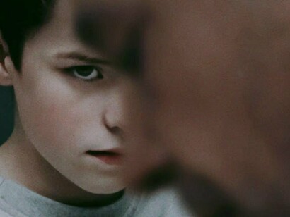 Cena da série Adolescência. Segundo Romeiro e Pimenta, apesar de não serem “reais”, as redes sociais constituem-se como espaços simuladores da realidade, interferindo na transformação pessoal e coletiva da sociedade. Nestas pode-se constatar que há banalização da violência à tudo e à todos que pensem e/ou atuem de modo diferente à determinado grupo ou indivíduo