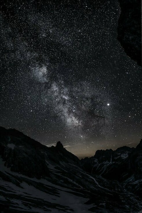 Se possiamo avanzare l’argomentazione che l’essere umano è un microcosmo, “ti voglio bene” risuona dentro di esso come la radiazione di fondo nell’Universo fisico. È l’eco di ciò che ha portato quel microcosmo in essere