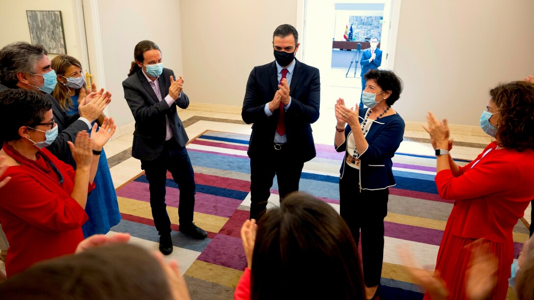 El presidente del Gobierno español, Pedro Sánchez, recibido entre aplausos por sus ministros tras la cumbre europea
