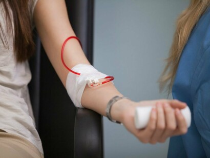 Mujer donando sangre