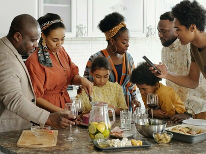 Família reunida. Muitos educadores relatam o impacto dessa falha na formação inicial das crianças, que chegam ao ambiente escolar sem saber respeitar regras básicas. Isso sobrecarrega professores, que precisam corrigir lacunas deixadas pela educação familiar. Ao invés de apenas delegar à escola o papel de ensinar valores, os pais devem atuar junto aos educadores para que as crianças cresçam em um ambiente equilibrado e harmonioso
