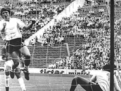 René Houseman (Argentina) scores against Haitian goalkeeper Henri Françillon in 1974