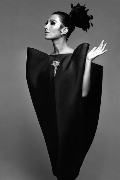 Alberta Tiburzi indossa 'The envelope dress' di Cristobal Balenciaga per Harper's Bazaar, giugno 1967