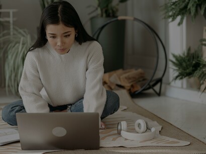 Mulher trabalha em casa