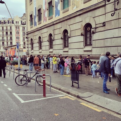 Foto: Paco Cerezo. Visitantes esperando para ver la cárcel por dentro, Barcelona, España