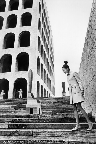 Elisabetta Catalano, Moda Lancetti con sedie di Mario Ceroli, 1969. Cortesia di Viasaterna e Archivio Elisabetta Catalano