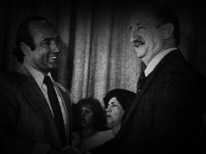 Roque Esteban Scarpa recibe el Premio Nacional de Literatura de 1980 en Chile
