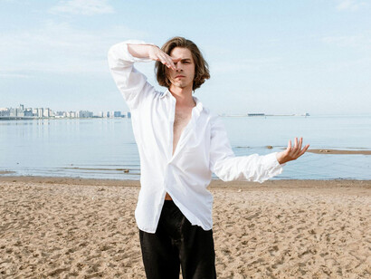 Hombre en la playa practicando danza