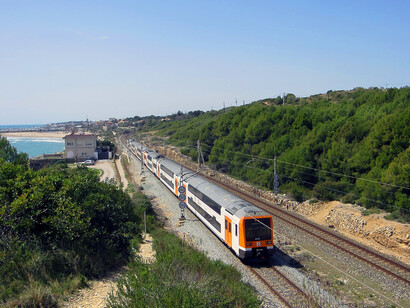 Un tren de Renfe por la costa catalana