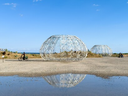 El conjunto industrial de las Tres Chimeneas es un monumento moderno que forma parte del skyline de la ciudad de Barcelona y de la historia de Catalunya. Central térmica de Sant Adrià de Besòs durante la bienal de arte Manifesta 15, 2024, Barcelona, España