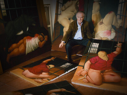 Fernando Botero junto a las pinturas de la serie Abu Ghraib