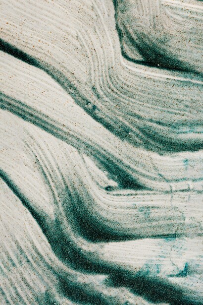 La interacción entre materia y energía en el derecho empresarial permite que los principios generales se conviertan en regulaciones específicas para distintos contextos