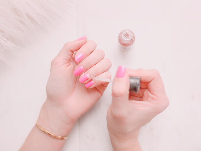 La manicura, generalmente enfocada en el diseño y la creatividad, puede tener un impacto positivo en la autoestima