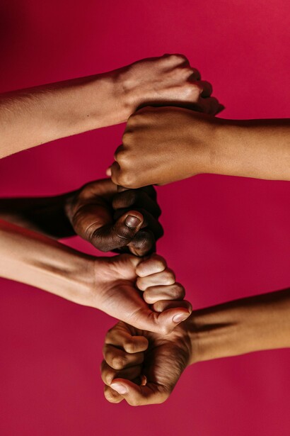 Não que os filmes tenham a obrigação de nos fazer pensar. Nossos bons filmes, aqueles que guardamos no coração, foram feitos para nos atingir no emocional, para nos fazer sentir bem numa tarde chuvosa, ou para nos confortar diante de uma realidade não roteirizada