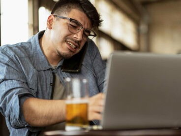 Com o celular junto ao rosto e a cerveja sobre a mesa, o homem concilia o momento de descontração com uma conversa à distância. Depois de um dia inteiro de trabalho, era exatamente assim que Luciano procurava relaxar antes de falar com Sandra