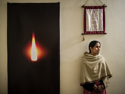 Dwarka, Delhi. Asha Devi, 46 anni, vicino a una foto di una candela accesa per la prima cerimonia commemorativa della morte di Jyoti, foto Ivan Sarfatti
