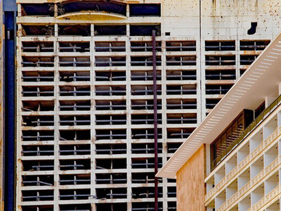 El viejo hotel sirve de espejo al nuevo, Beirut, Líbano