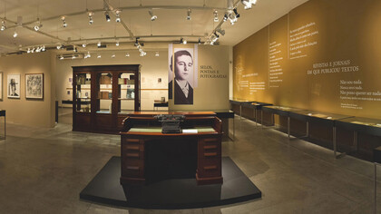 Panorâmica da exposição. Vê-se máquina de escrever e escrivaninha em que o poeta trabalhou a partir de 1934, na Sociedade Portuguesa de Explosivos. Foto: Bione Fotografia. 