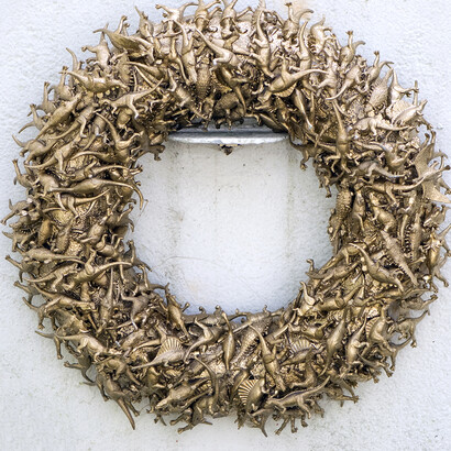 David Lihard, Funeral wreath made with toys, 2013