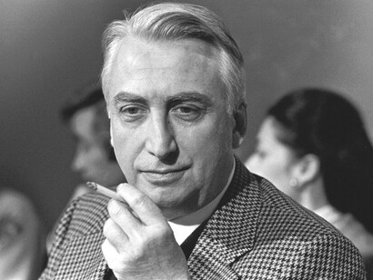 Crítico literário e também sociológo, Roland Barthes discute filosofia e linguística em suas obras de teoria literária, linguística textual e artes