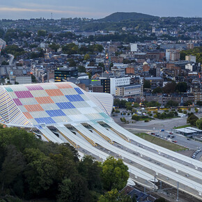 Daniel Buren, Comme tombées du ciel, les couleurs in situ et en mouvement, gare de Liège-Guillemins, Liège (Belgium), October 15 2022 - October 15 2023. Details © DB-ADAGP Paris. Courtesy of Lisson Gallery