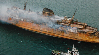 Il tentativo di spegnere le fiamme che avvolgevano la Moby Prince