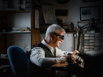 Un relojero trabaja en su taller en Melbourne, Australia