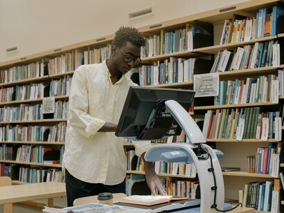 O espaço de convivência onde a educação e o lazer são os anfitriões, onde sentamos e ouvimos alguém que não conhecemos fisicamente, concordamos ou não com os seus relatos, aprendemos a praticar a empatia com a voz do outro lado da página e saímos de lá diferente que entramos


