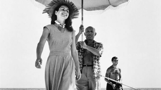Robert Capa, (Budapest 1913 – Thai Binh 1954)
Picasso and his wife, Françoise Gilot, Golfe-Juan, France, 1948, cm 40,2 x 34 immagine
cm 50,5 x 40,4 foglio, Stampa alla gelatina e sali d’argento (dettaglio)