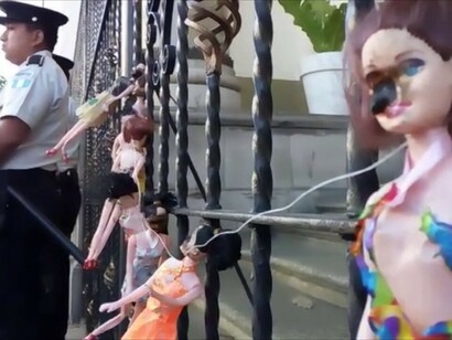 Objetos en recuerdo a las víctimas situados en la entrada del Hogar Seguro Virgen de la Asunción