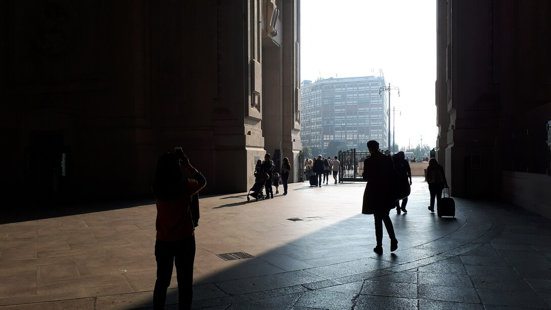 Arrivando a la estación central de Milán, Italia