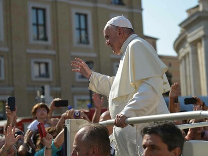 Papst Franziskus begrüßt die Menge in Italien