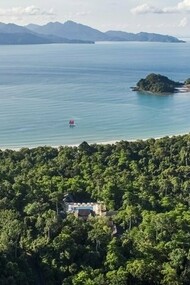 La baia di Teluk Datai, nella parte nord dell'isola, sede del The Datai Langkawi, uno dei resort più prestigiosi al mondo