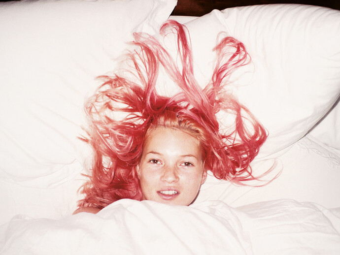 Juergen Teller, Young Pink Kate, London, 1998 
© Juergen Teller and Christine König Galerie