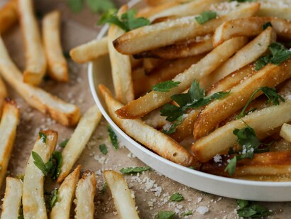 Brindaram com o tradicional desejo de saúde. Souza sorveu de uma vez quase a metade do líquido e avançou na porção de batatas
