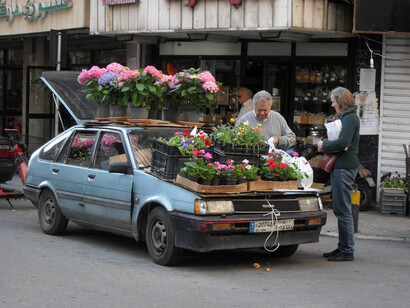 Rue Hamra, local flower vendor