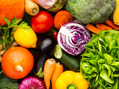 Algunos superalimentos son: verduras, hojas verdes, ajo, algas, sardinas, legumbres, aceite de oliva, cúrcuma, jengibre, nueces, naranja y cacao