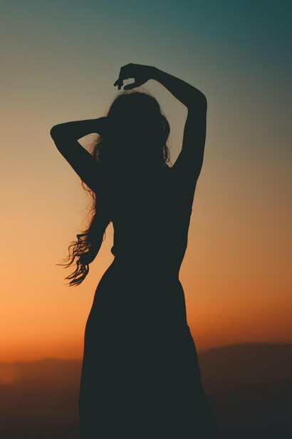 A intensidade com que escrevia a fazia sustentar: “Creio que tudo é eterno num segundo.” E ao declarar-se “Por vezes fêmea. Por vezes monja./Conforme a noite. Conforme o dia.”, permitia-se sentir tudo que o paradoxo humano tem para sentir