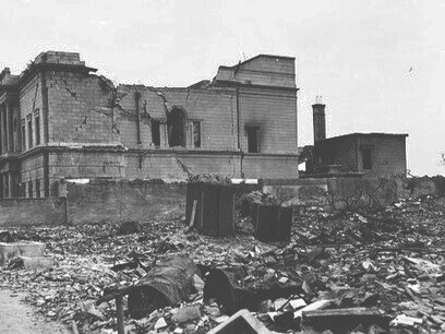 Au lendemain de l’explosion atomique, Hiroshima, Japon, devient le symbole mondial des ravages de la guerre et de la nécessité de préserver la paix