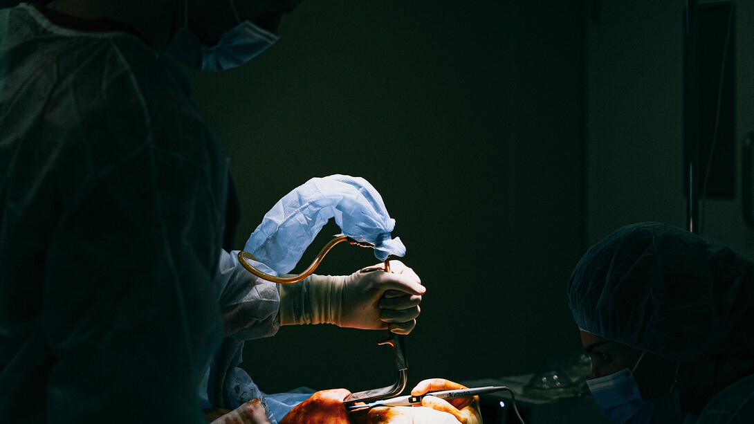 Médicos em momento crítico de cirurgia estudam cada passo para a retirada de um tumor do paciente