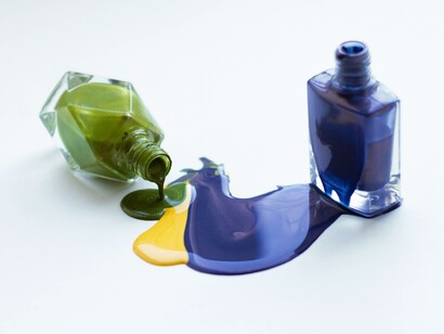 Nail art mania: oggigiorno nessuno, donne e uomini, vuole lasciare le proprie unghie curate senza smalto