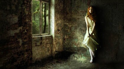 Una mujer sola dentro de una casa en el campo