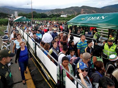 Existe también una gran cantidad de venezolanos que cruzan diariamente la frontera colombiana para abastecerse