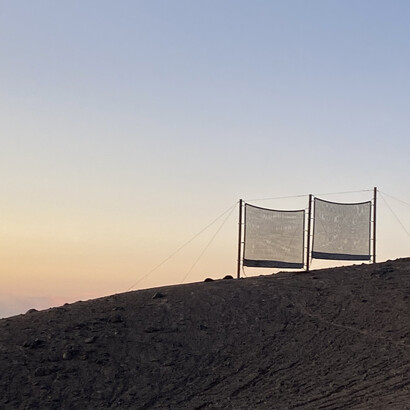 La investigación integró recorridos de campo, registros audiovisuales y el intercambio cotidiano con científicos, técnicos y artistas residentes. Estación Atacama UC – Alto Patache, perteneciente a la Pontificia Universidad Católica de Chile