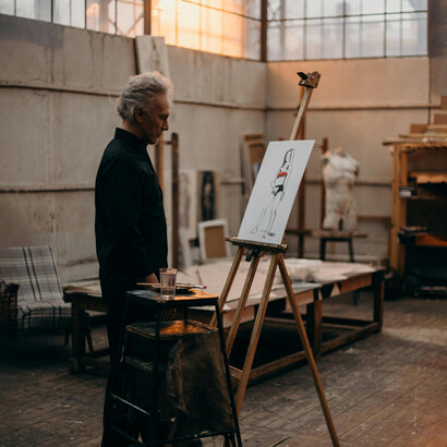 Pintor solo en su estudio, trabajando en una obra. El arte y la cultura pueden jugar un papel crucial en la creación de un país más equitativo, si reciben el apoyo adecuado