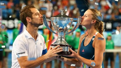 La pareja francesa besa la copa