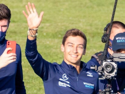 Durante le qualifiche per il GP di Sakhir 2020, quando sostituisce Hamilton alla Mercedes, Russell sfiora la pole position e dimostra la sua abilità adattandosi immediatamente alla monoposto