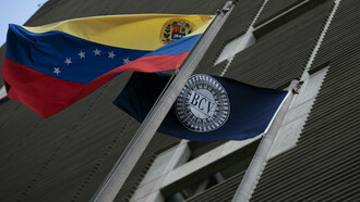 Las banderas ondean enfrente de la sede del Banco Central de Venezuela
