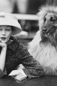 Richard Avedon - "Dovima en chapeau cloche, Café des Deux Magots, Paris" - 1955 